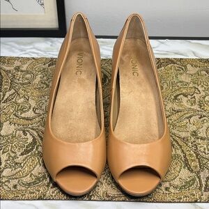 Vionic Women's Classic Tan Peep Toe Heels